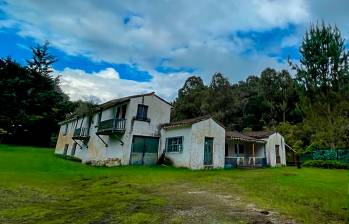 La casa original de la finca Santa Teresa (arriba) acusa un fuerte deterioro. La ilustración inferior muestra cómo quedará después de que la restauren y complementen con otra construcción. FOTO Y RENDER: CORTESÍA