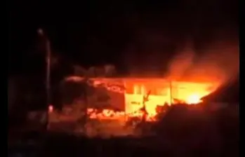 Una casa resultó incinerada durante la confrontación. FOTO CAPTURA DE PANTALLA 