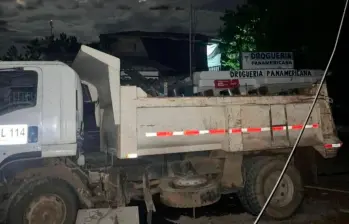 Esta volqueta fue acondicionada por los ilegales para lanzar el ataque con explosivos. FOTO: Cortesía