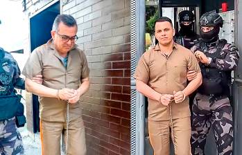Olmedo López y Sneyder Pinilla, procesados por caso UNGR, fueron trasladados hacia la cárcel La Picota, en Bogotá, esposados de pies y manos. Foto: Captura de video