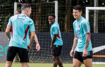 James Rodríguez junto a Matheus Uribe, uno de los jugadores que también influyó en su llegada a Atlético Nacional. FOTO EL COLOMBIANO