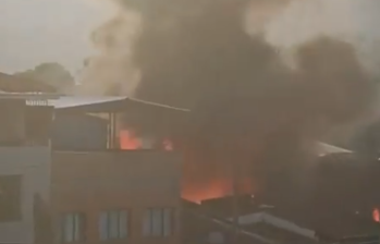 El incendio destruyó una vivienda en el barrio Antioquia de la comuna Guayabal, Medellín. Foto: captura de un video de redes sociales.