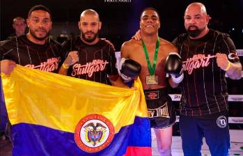 En la imagen, aparece Johan Estupiñán junto con su equipo de trabajo. FOTO CORTESÍA MAXIMUS FIGHTNIGHT