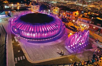 Las UVA (unidades de vida articulada), ubicadas principalmente en barrios vulnerables, ofrecen recreación, deporte, cultura y bienestar, contribuyendo a la transformación urbana de la ciudad. En la foto, UVA La Esperanza, en el barrio San Pablo —comuna 1 Popular—. Foto: El Colombiano