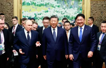 El presidente ruso Vladimir Putin acompañó a su homólogo chino Xi Jinping durante el imponente desfile militar de este miércoles en Pekín. FOTO: Xinhua