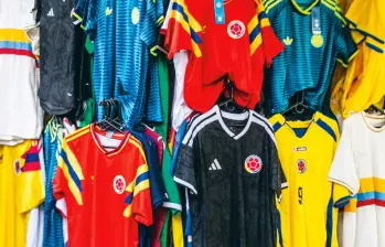 Comercio de Medellín se contagió de la fiebre amarilla por el Mundial y comercializa miles de camisetas de Colombia. Las retro, las más pedidas. FOTO Julio Herrera