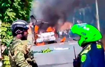 En el lugar de los hechos quedó en llamas un bus de servicio público, desde el cual al parecer se lanzaron los artefactos explosivos. IMAGEN TOMADA DE VIDEO.