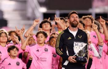 En la entrega del premio al mejor jugador de la temporada en Estados Unidos, Messi estuvo acompañado de varios niños, entre ellos sus hijos. FOTO: Tomada de X Inter Miami