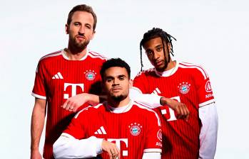 El colombiano Luis Díaz junto a Harry Kane y Michel Olise en la publicidad que el equipo bávaro ha dispuesto para promocionar la nueva camiseta de local del Bayern Múnich. FOTO: @FCBayern