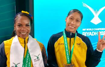 Natalia Llamosa y Julieth Rodríguez muestran sus medallas tras la brillante jornada que tuvieron en el Mundial de pesas. FOTO mindeporte