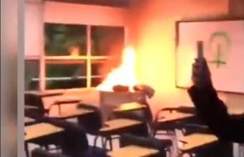 Así se veía desde las afueras del aula el incendio de la maleta, que sería del docente agredido en una de las oficinas del ITM. FOTO: CORTESÍA