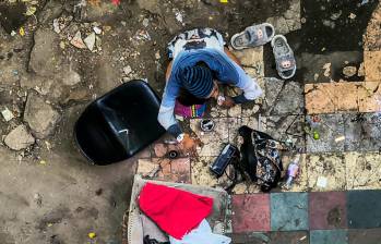 En un puente aledaño al Parque Bicentenario hay una reconocida plaza de vicio, en la cual venden todo tipo de drogas, hasta el tusi que las bandas dijeron que no iban a comercializar. FOTO Julio César Herrera. 