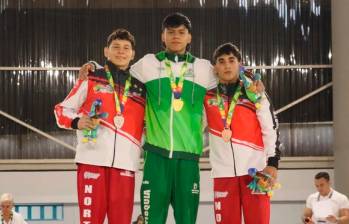 Manuel Antonio López (centro) buscará ahora más medallas en las pruebas individuales de la gimnasia artística de los Juegos Nacionales Juveniles en la ciudad de Armenia. FOTO CORTESÍA LIGA ANTIOQUEÑA DE GIMNASIA