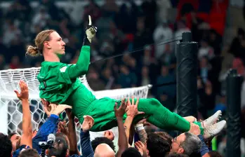 El portero Safonov fue alzado en brazos por sus compañeros tras atajar 4 penaltis y darl;e el títulos al PSG. FOTO FIFA