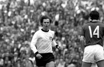 Durante su carrera como futbolista profesional, Franz Beckenbauer jugó en la posición de líbero, es decir, un defensa que, algunas veces se paraba detrás de los otros zagueros y unas más se acercaba a la zona de volantes. FOTO: TOMADA DEL X DE @DFB_Team