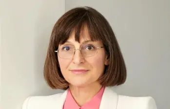 Sarah Thornton entrevistó a más de 200 mujeres para analizar cómo la sexualización de los senos ha impactado la relación femenina con el cuerpo y la autoestima. FOTO:LinkedIn.
