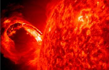 Una eyección de masa de coronal (CME), asociada con una erupción solar, estalló justo alrededor del borde del Sol en una gloriosa ola turbulenta el 1 de mayo de 2013). Foto cortesía Solar Dynamics Observatory, NASA.