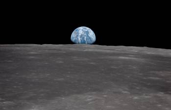 Esta vista desde la nave espacial Apolo 11 muestra la Tierra elevándose sobre el horizonte de la Luna en julio de 1969. El terreno lunar fotografiado se encuentra en el área del Mar de Smyth en la cara cercana. Foto: Cortesía Nasa