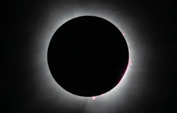 Las gafas para eclipse certificadas bajo la norma ISO 12312-2 son la forma más segura de observar el eclipse solar total del 12 de agosto y evitar daños permanentes en la visión. FOTO: NASA.
