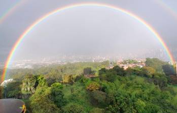 El doble arcoíris que se vio en la tarde de este sábado 28 de octubre en Medellín. FOTO: CORTESÍA Yonier Barahona.