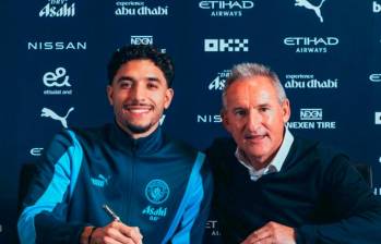 En la imagen aparece el egipcio Omar Marmoush firmando su contrato por 5 años con el Manchester City. FOTO @ManCity