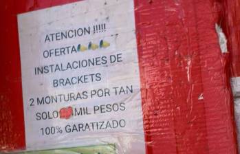 El anuncio muestra una promoción de dos monturas de brackets. FOTO: REDES SOCIALES. 