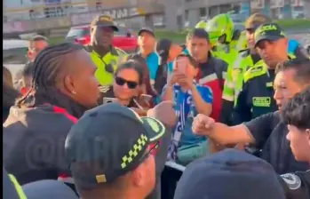 La imagen del video en el que Rodallega encara al aficionado que presuntamente lo agredió con una piedra. FOTO PANTALLAZO TOMADO DEL VIDEO DE X DE @CarlosAfutbol