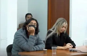 A la izquierda, Nicolás Petro con un tapabocas negro; a la derecha, Day Vásquez, su empareja. FOTO: COLPRENSA