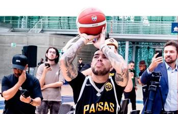 Ryan Castro se animó a hacer unos lanzamientos en la cancha del Iván de Bedout durante la presentación de Paisas Basketball Club, su nueva inversión. FOTO jaime pérez 