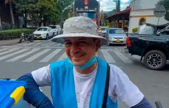 Luis Suárez, vendedor de avena de 60 años, se hizo viral después de donar tres mercados para las personas afectadas por el terremoto del 10 de agosto. FOTO TOMADA DE INSTAGRAM (@carohernandez192).