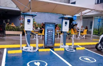 Primera electrolinera de Evinka Tech en La Aguacatala, Medellín, parte del corredor eléctrico que conectará la capital antioqueña con Bogotá. FOTO suministrada por Somos Colectivo Agencia