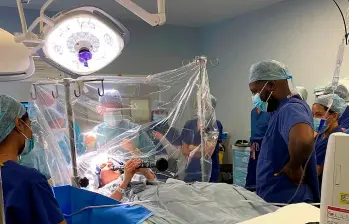 Durante la cirugía en el King’s College Hospital de Londres, Denise Bacon permaneció despierta y tocó el clarinete para que los médicos evaluaran en tiempo real la precisión de la estimulación cerebral profunda. FOTO Tomada de Instagram @kingscollegehospital 