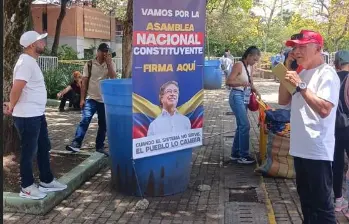 A un costado del parque San Antonio, había un grupo de personas recogiendo firmas para la Asamblea Nacional Constituyente, con una imagen del presidente Petro. FOTO: El Colombiano.