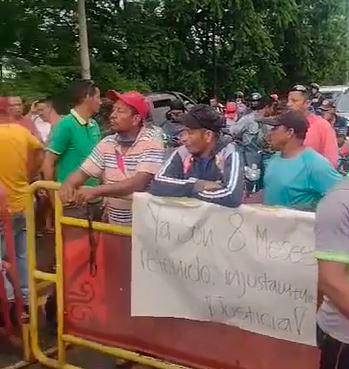 Los manifestantes solo permiten el tránsito de ambulancias. FOTO: imagen tomada del portal La Chiva de Urabá.