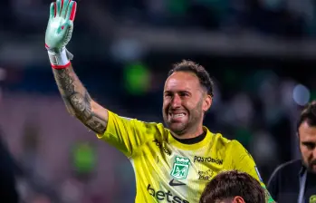 David Ospina, con su hijo Maximiliano en la despedida con la hinchada de Atlético Nacional. FOTO JUAN ANTONIO SÁNCHEZ