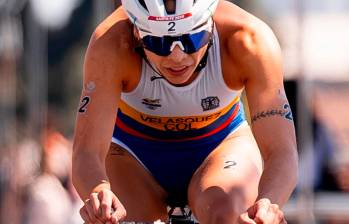 Carolina Velásquez celebra su histórica medalla de oro en el triatlón de los Juegos Suramericanos, en Santa Fe, Argentina. FOTO: @panamsports