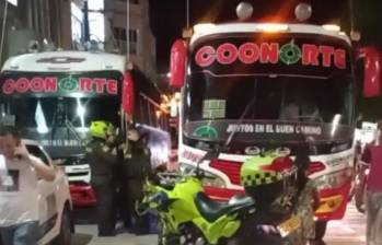 El conductor del bus llevó el vehículo hasta casco urbano de Puerto Berrío tras la amenaza de los pistoleros. FOTO: Cortesía.