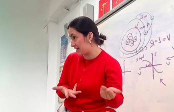 La profesora Olga Giraldo lleva varios años dictando clases en China, a donde llegó por un intercambio académico. FOTO CAPTURA DE VIDEO