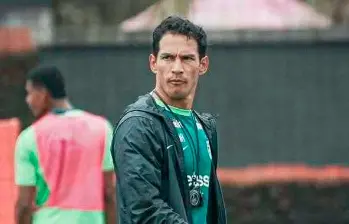 Diego Arias, técnico interino de Nacional, durante una de las prácticas del conjunto verde. FOTO ATLÉTICO NACIONAL