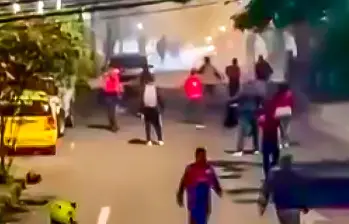 Las hinchadas de América y Nacional son de las más apasionadas del país y esto las ha llevado a protagonizar desmanes en algunas ocasiones. FOTO: Captura de video