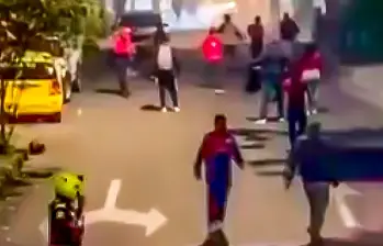 Las hinchadas de América y Nacional son de las más apasionadas del país y esto las ha llevado a protagonizar desmanes en algunas ocasiones. FOTO: Captura de video