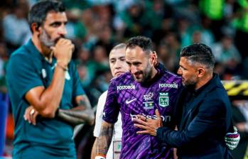 En la imagen, aparece David Ospina junto al técnico Javier Gandolfi, tras haber tenido que abandonar el encuentro frente a Bucaramanga. FOTO JAIME PÉREZ