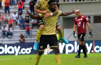 Marco Pérez celebra el tanto con el que Águilas venció 2-0 al América en el Alberto Grisales. FOTO Camilo Suárez