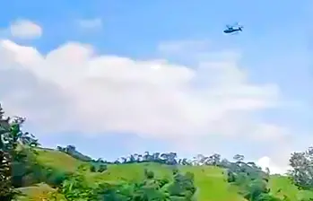 El helicóptero se disponía a recoger a unos policías que fueron atacados por integrantes de las disidencias cuando lo atacaron con el dron. FOTO: Captura de video