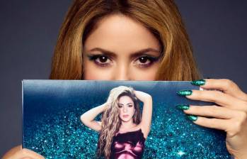 Shakira muestra la versión esmeralda del vinilo que acompañará el estreno de su nuevo álbum Las mujeres no lloran. FOTO: Tomada de X (antes Twitter) @shakira