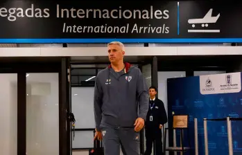 El técnico de Sao Paulo, Hernán Crespo, tras su arribo al aeropuerto de Rionegro. FOTO SAO PAULO