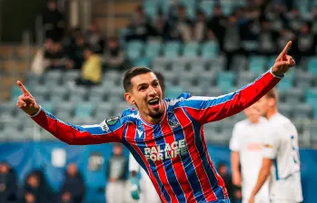 Daniel Muñoz festejando su gol con el Crystal Palace en la Conference League. FOTO GETTY