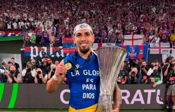 Daniel Muñoz con el trofeo y la medalla de campeón de la Conference League. FOTO CRYSTAL PALACE