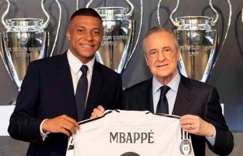 Florentino Pérez presentó de manera oficial al francés Kylian Mbappé, quien lucirá la camiseta número nueve con el Real Madrid. FOTO TOMADA @realmadrid