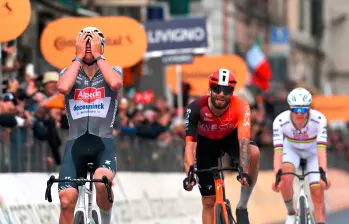 En la imagen aparece Mathieu Van der Poel, entre lágrimas, tras vencer a Pogacar, porque no lo podía creer. FOTO @UCI_cycling